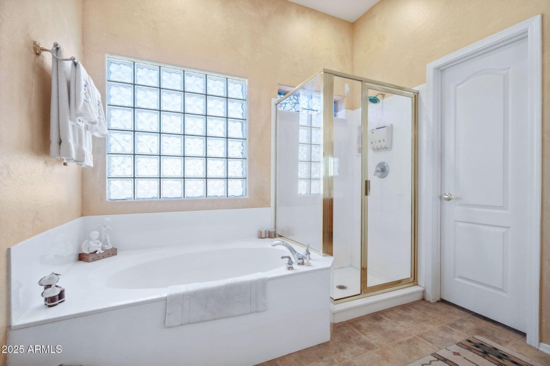 Soaking tub