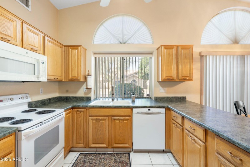 Lots of kitchen Counters