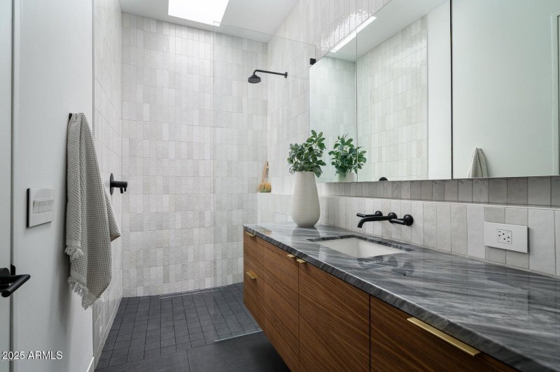 Ensuite Bath 2