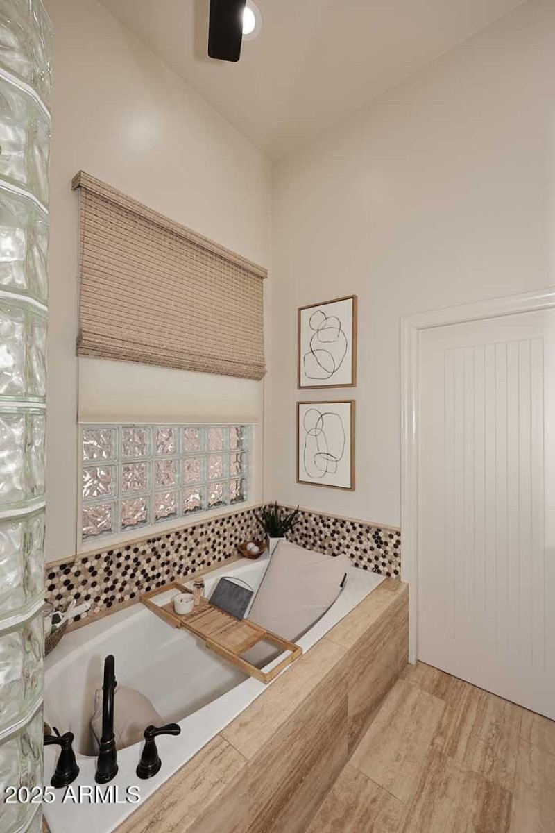 Guest Suite-Ensuite Tub