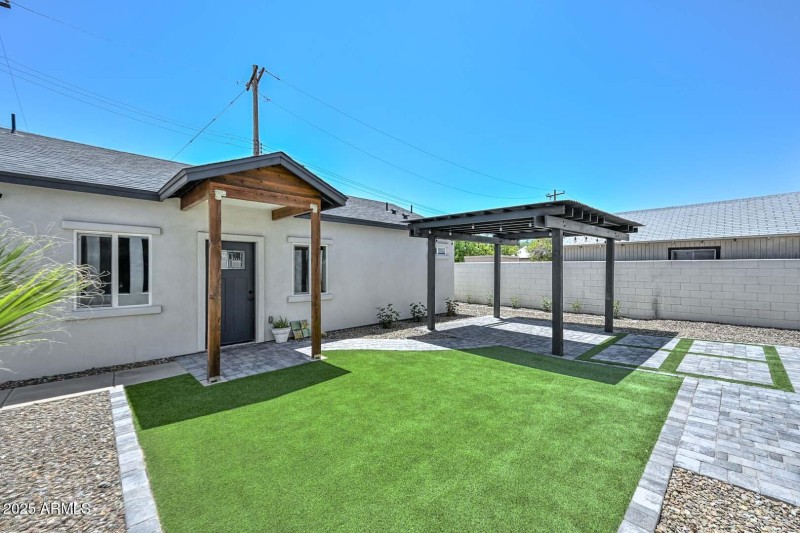Backyard -Guest House Entry
