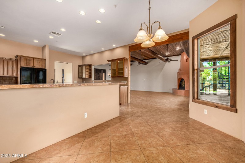 LARGE EAT-IN DINING AREA