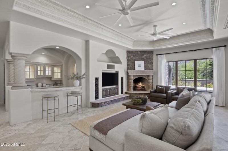 Family Room w/ Wet Bar