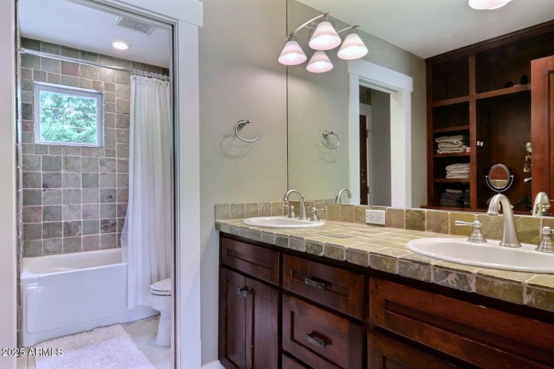 22-Main-Hall-Bathroom-Upper-Level