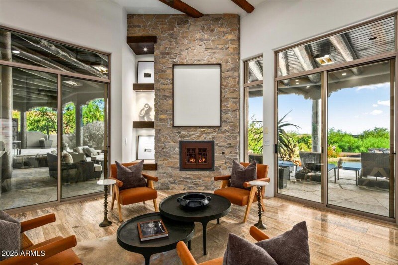 25-Sitting Room Details