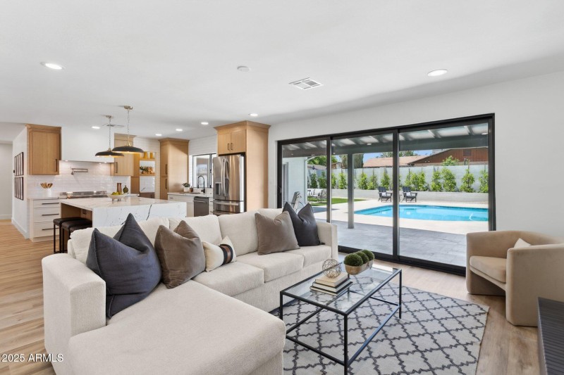 Living & Kitchen