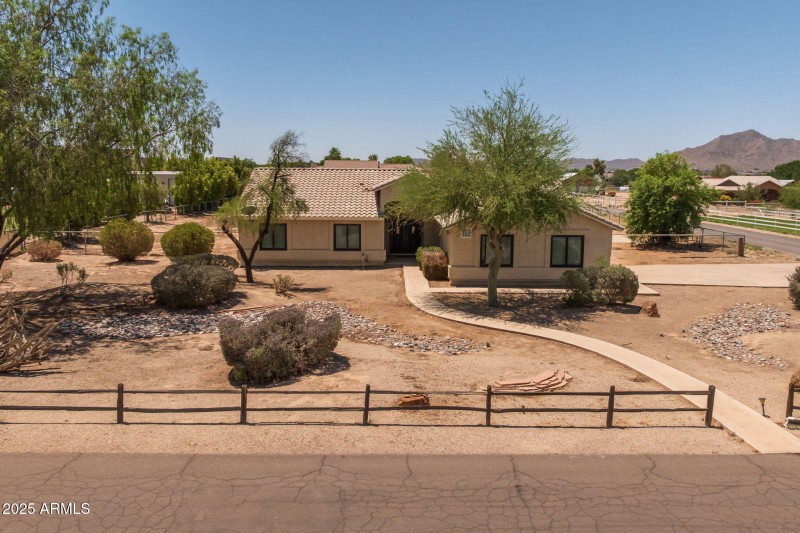 4-web-or-mls-22201 E Vallejo St, Queen C