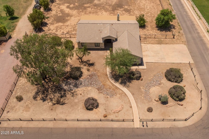 6-web-or-mls-22201 E Vallejo St, Queen C