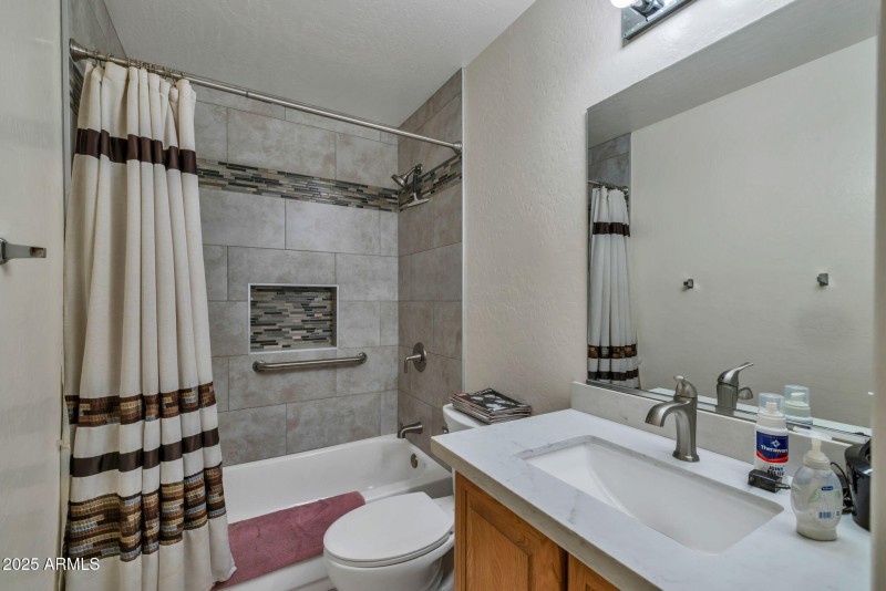 26-web-or-mls-22201 E Vallejo St, Queen