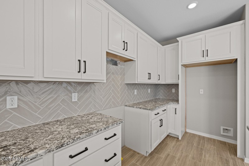12)KITCHEN