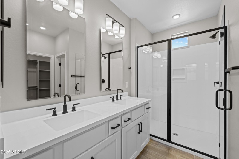 18)MASTER BATH UP