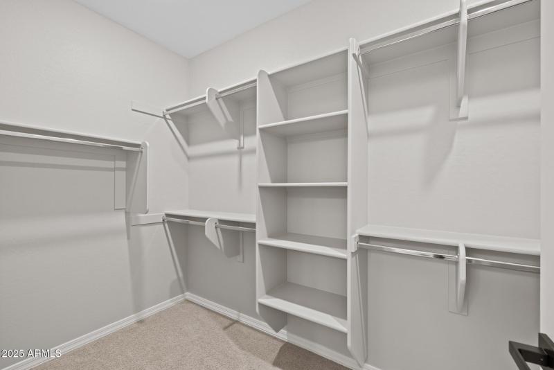 25)MASTER CLOSET