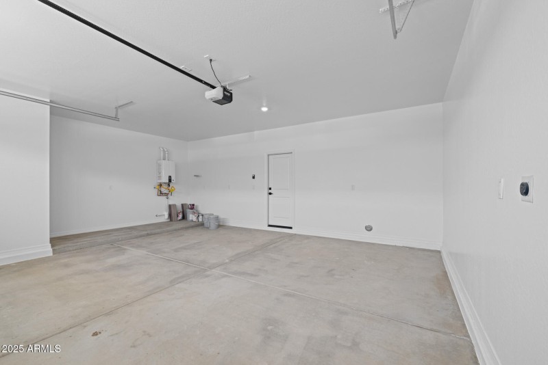 26)GARAGE