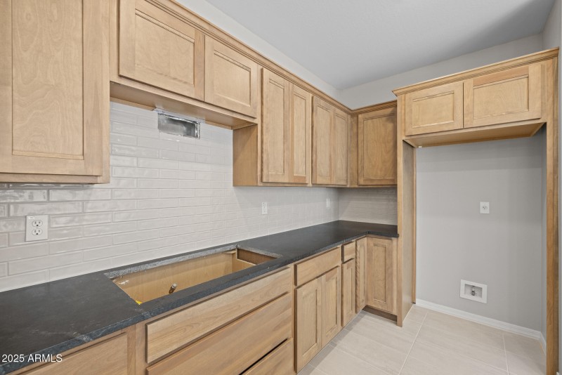 8)KITCHEN