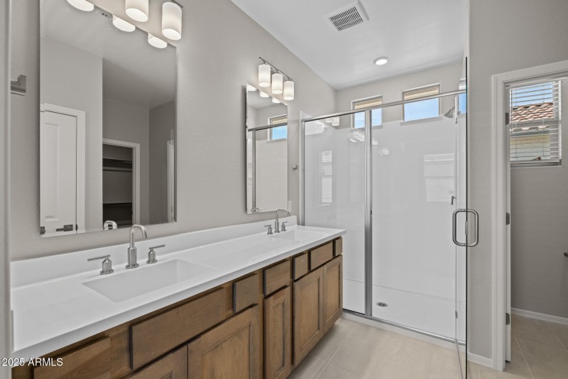 17)MASTER BATH UP