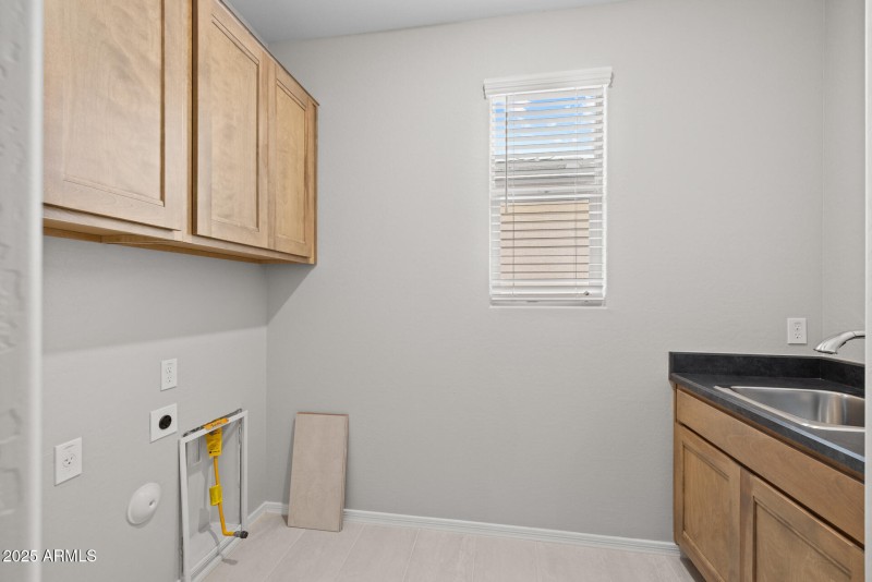 23)LAUNDRY ROOM