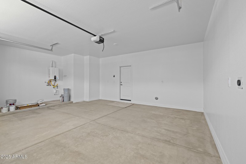 25)GARAGE