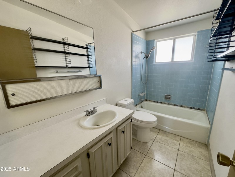 Bathroom sink & mirror