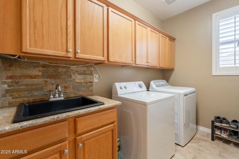 040 Laundry 16781 W Northampton