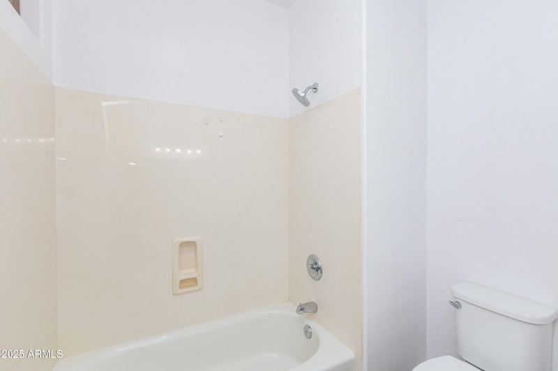 upstairs hallway bath2