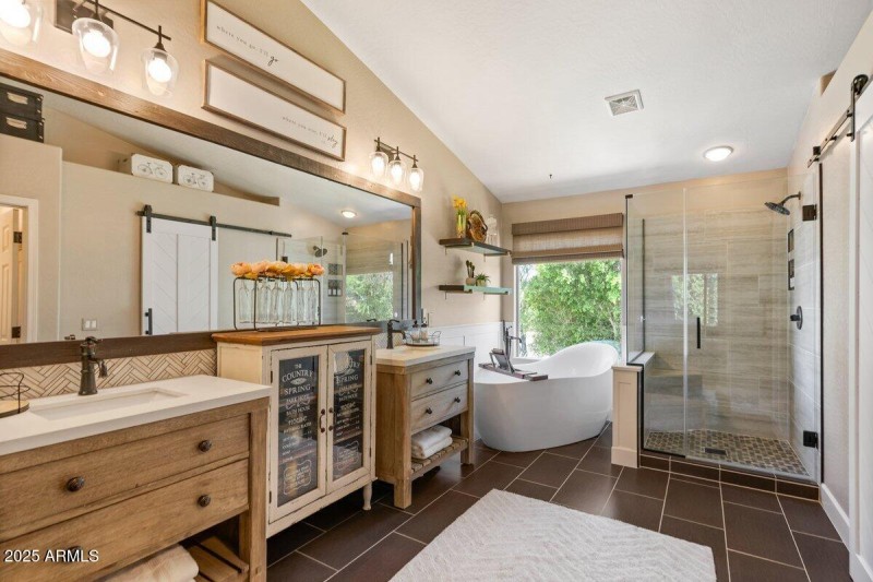 Primary bathroom (3)