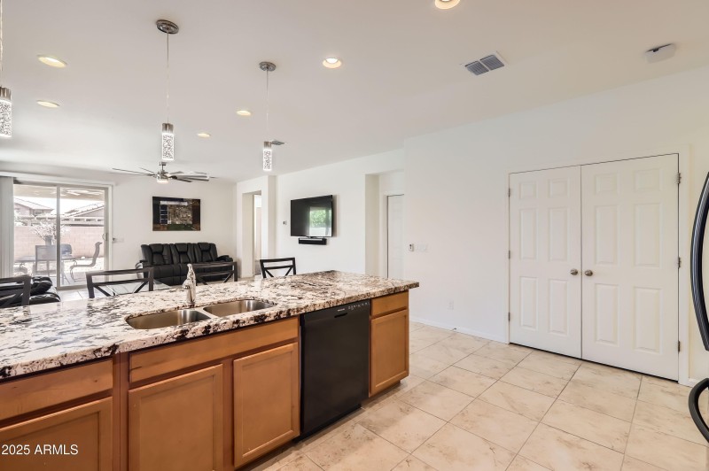 7665 W Fetlock Trail - MLS Sized - 010 -