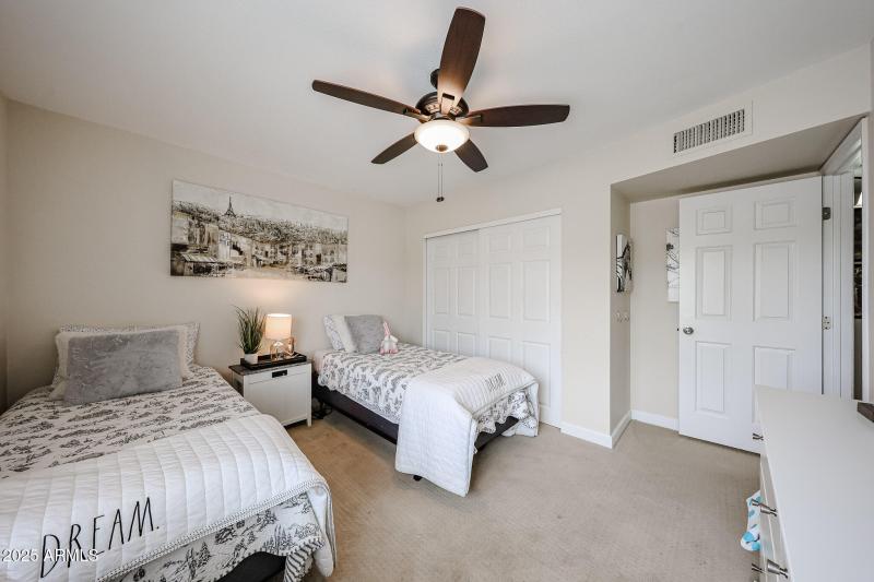 Twin guest room