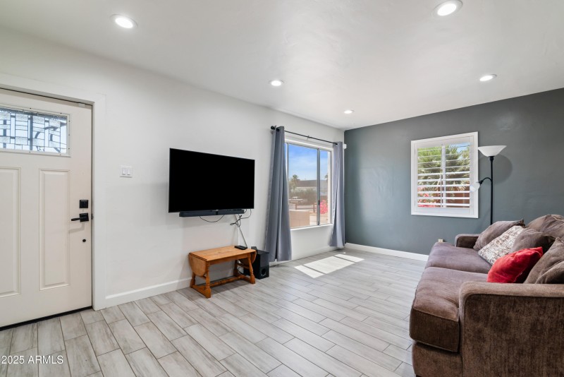 6_9520 n central ave-6