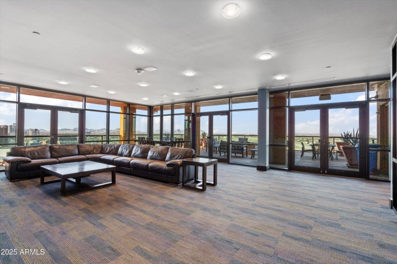 37-Vista Lounge