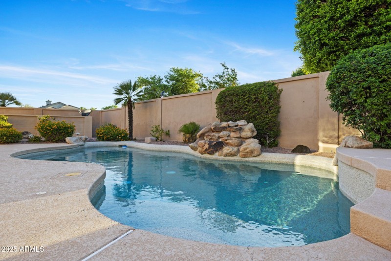 Relaxing Pool w/ Water Feature