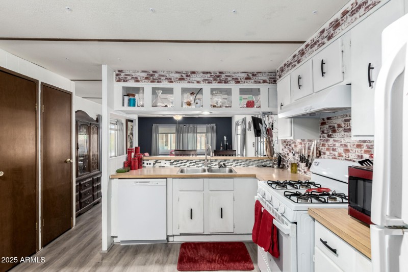 18 - Broadway 9302