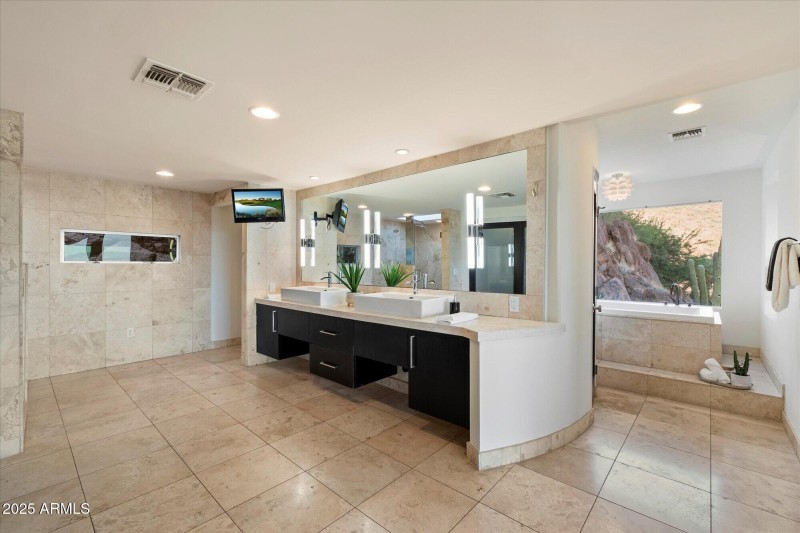 Dual Sinks and Jetted Tub in Primary Bat