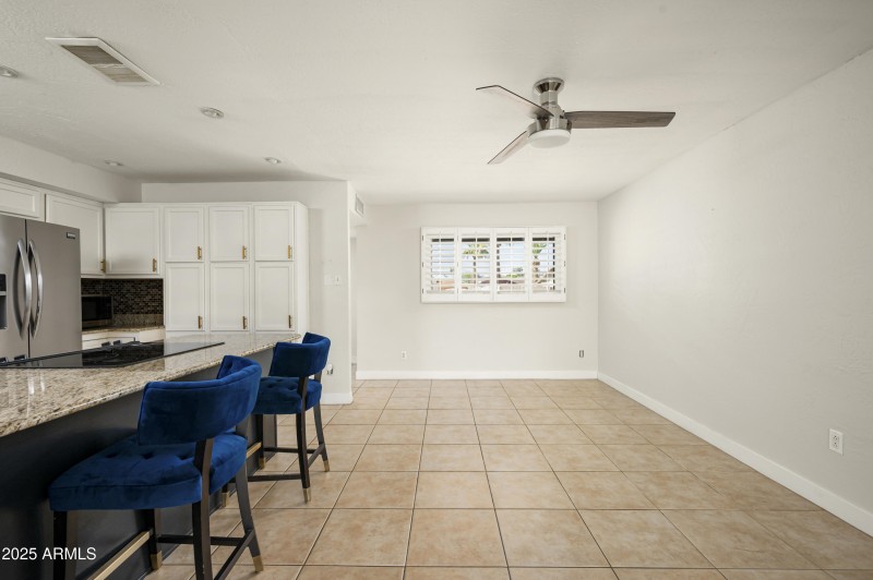 Kitchen w/ Breakfast Nook & Dining