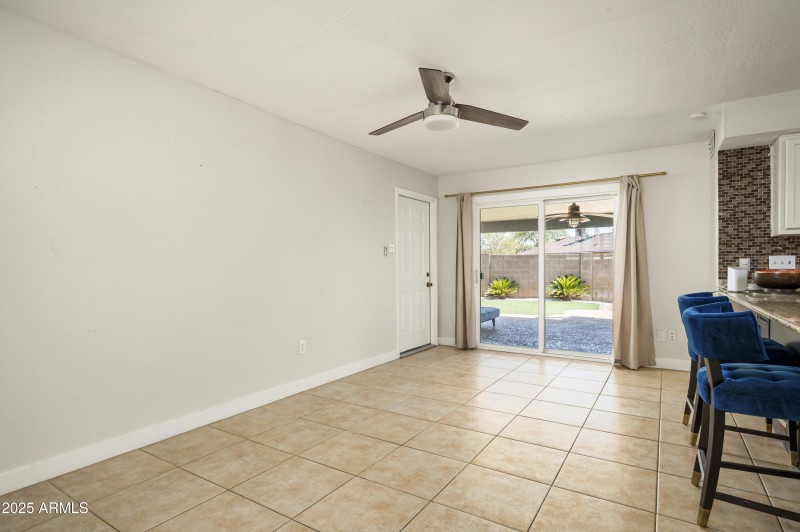 Kitchen w/ Breakfast Nook & Dining