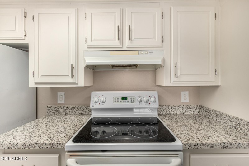 LOTS OF KITCHEN CABINETS