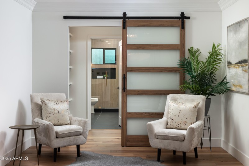WALK IN CLOSET