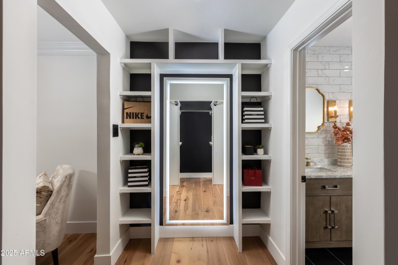 WALK IN CLOSET