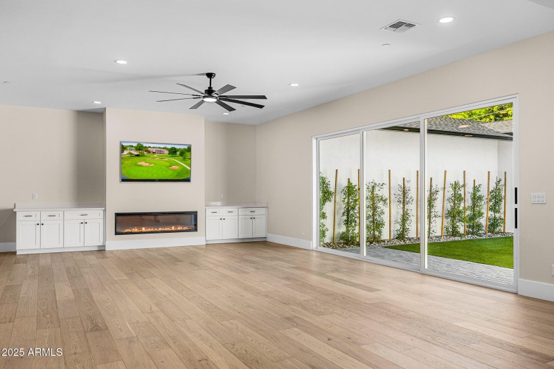 great room w/ 15' stackable