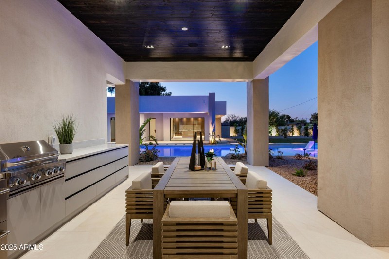 Outdoor Kitchen & BBQ Area