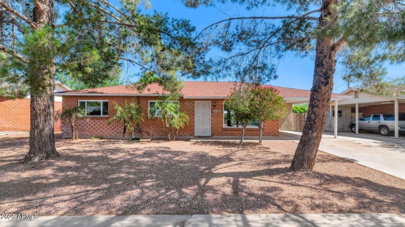 8140 E Mitchell Dr-large-002-018-8140 E