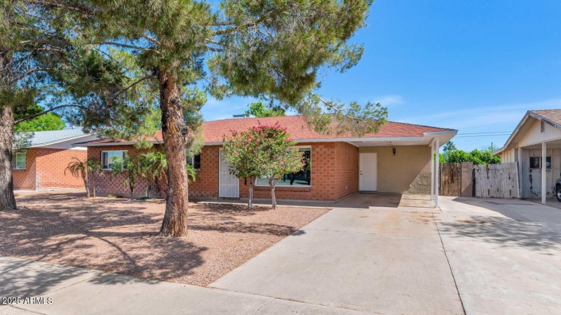 8140 E Mitchell Dr-large-005-017-8140 E