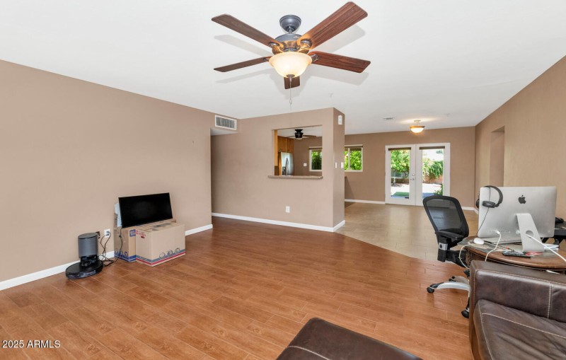 8140 E Mitchell Dr-large-010-016-8140 E