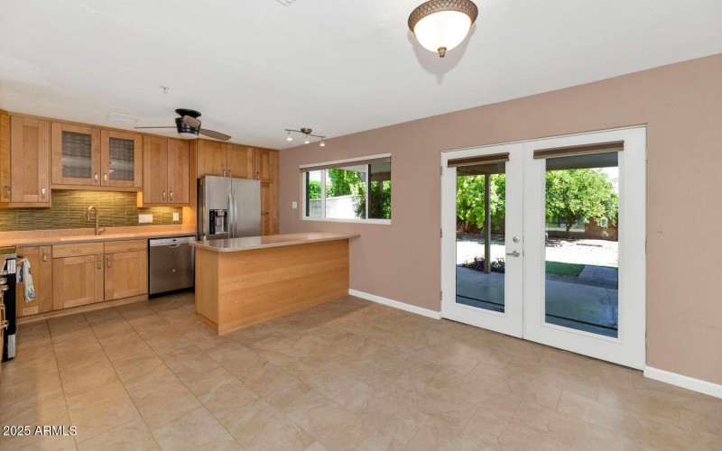8140 E Mitchell Dr-large-011-023-8140 E