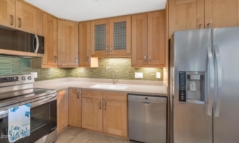 8140 E Mitchell Dr-large-012-034-8140 E
