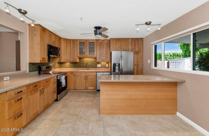 8140 E Mitchell Dr-large-013-033-8140 E