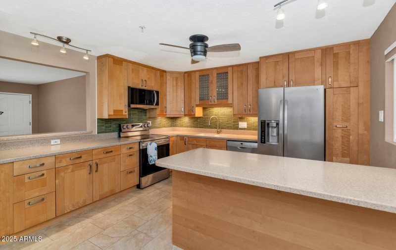 8140 E Mitchell Dr-large-014-032-8140 E