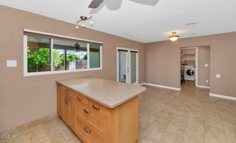 8140 E Mitchell Dr-large-015-020-8140 E