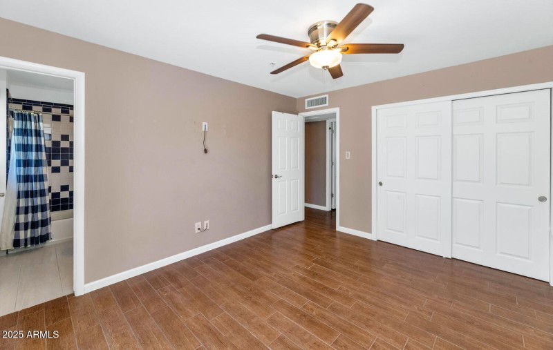 8140 E Mitchell Dr-large-017-035-8140 E