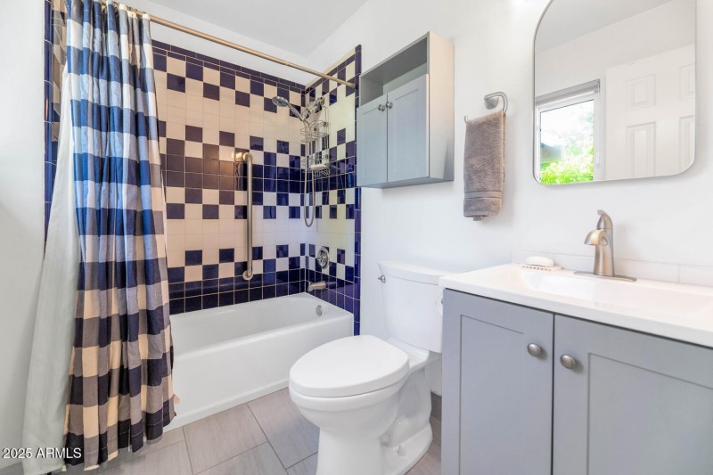 8140 E Mitchell Dr-large-018-030-8140 E
