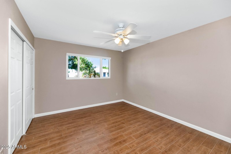 8140 E Mitchell Dr-large-019-024-8140 E